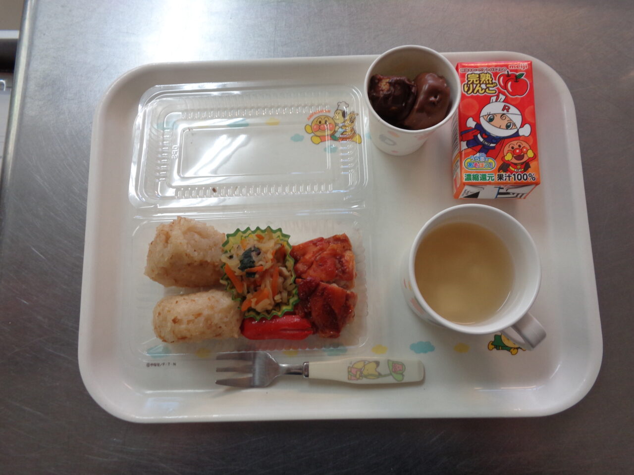 今日は天気も良く、桜もきれいに咲いていたのでお外でお花見弁当として食べました。屋台ふうにチョコバナナとリンゴジュースをつけました。